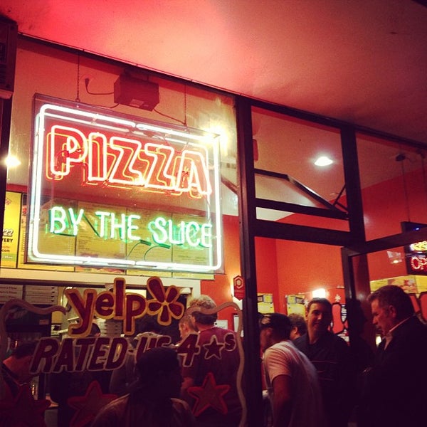 รูปภาพถ่ายที่ Seniore&#39;s Pizza โดย LeO S. เมื่อ 8/9/2013