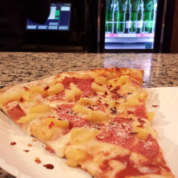 3/22/2014 tarihinde Josh W.ziyaretçi tarafından Irving Street Pizza'de çekilen fotoğraf