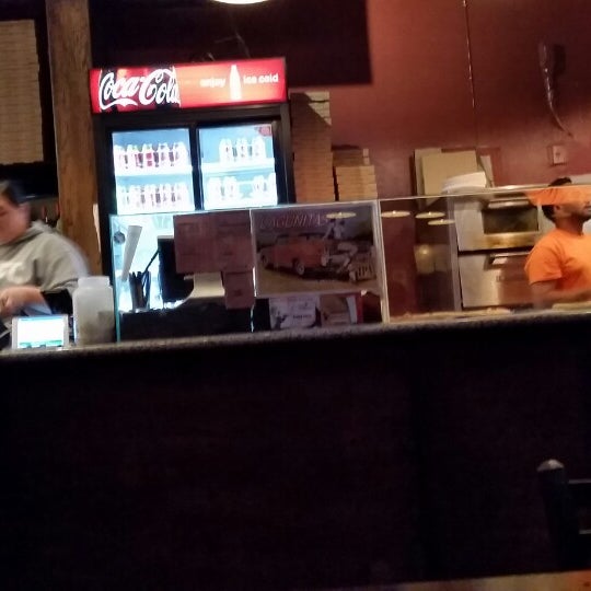 5/31/2014にJosh W.がIrving Street Pizzaで撮った写真