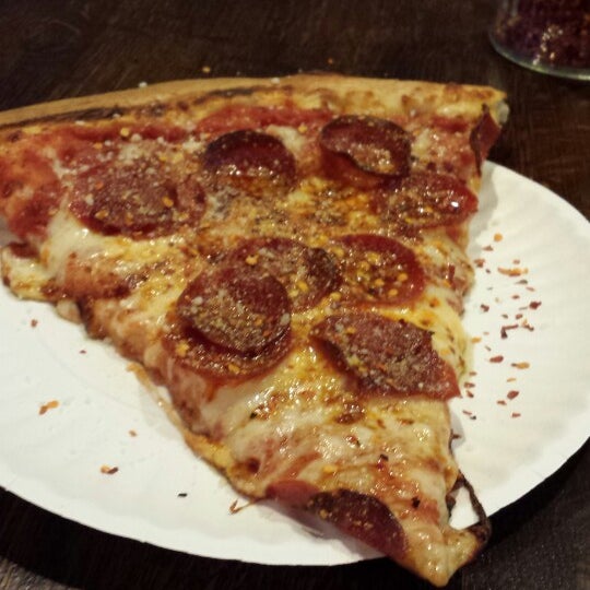 Foto tomada en Irving Street Pizza  por Josh W. el 1/5/2014