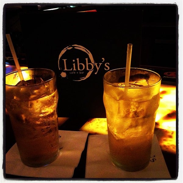 Foto tomada en Libby&#39;s Cafe &amp; Bar  por Chris C. el 7/5/2013