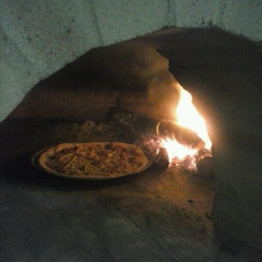 1/19/2013 tarihinde Luana M.ziyaretçi tarafından Pizzaria La Carmelita'de çekilen fotoğraf