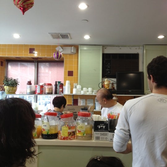 รูปภาพถ่ายที่ New Dong Khanh Restaurant โดย Christine L. เมื่อ 10/20/2012