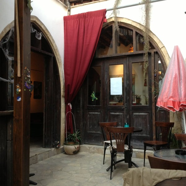 รูปภาพถ่ายที่ Atölye Cadı Kazanı Cafe โดย Selen O. เมื่อ 3/30/2013