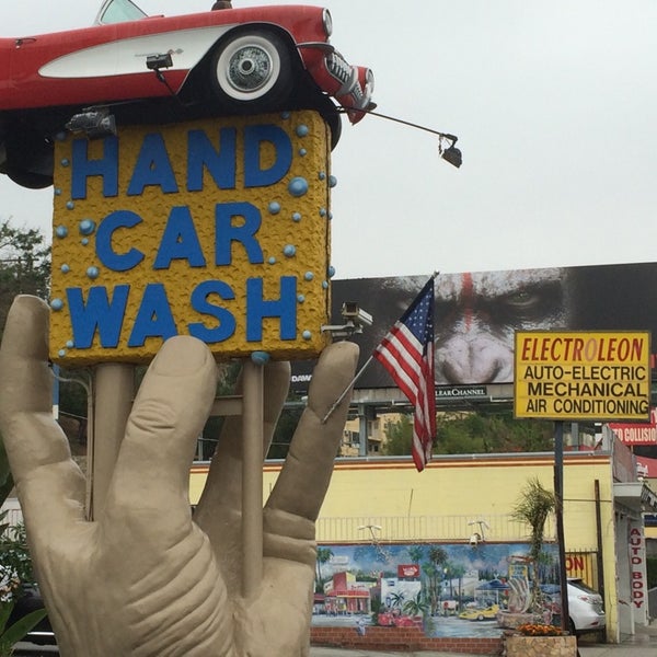 Das Foto wurde bei Studio City Hand Car Wash von Smokey C. am 5/24/2014 aufgenommen