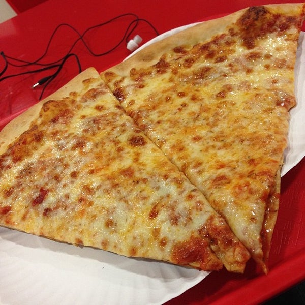 2/2/2014 tarihinde Joseph B.ziyaretçi tarafından Famous Amadeus Pizza'de çekilen fotoğraf