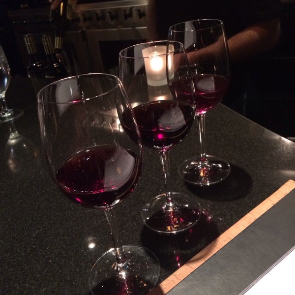 2/21/2014 tarihinde Amanda I.ziyaretçi tarafından Veritas Wine Bar'de çekilen fotoğraf