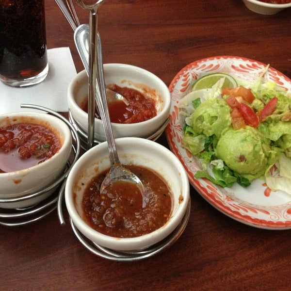 รูปภาพถ่ายที่ Abuelo&#39;s Mexican Restaurant โดย Tim M. เมื่อ 3/22/2013