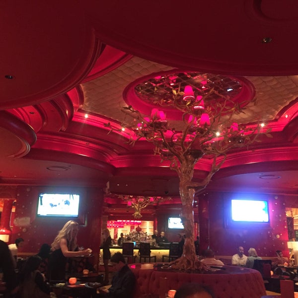 12/31/2015 tarihinde Deo B.ziyaretçi tarafından Encore Lobby Bar &amp; Cafe'de çekilen fotoğraf