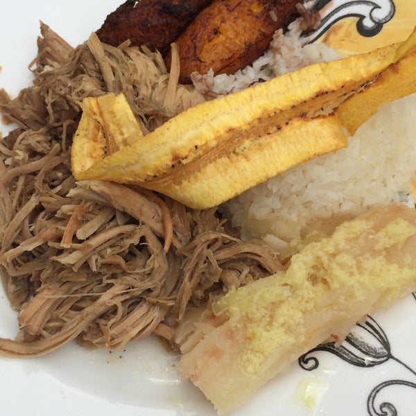 Foto diambil di Paladar Cuban Restaurant &amp; Rum Bar oleh Jewell S. pada 7/11/2014