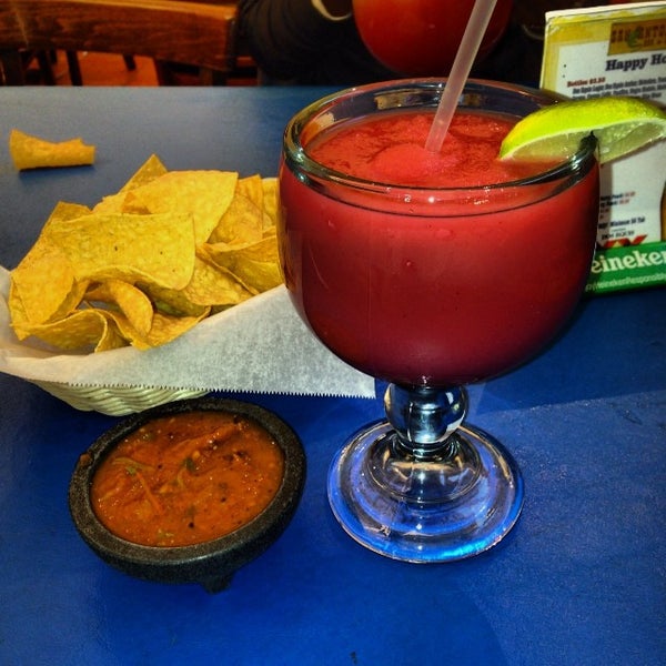 Foto diambil di San Antonio Bar &amp; Grill oleh Sammie D. pada 10/21/2013