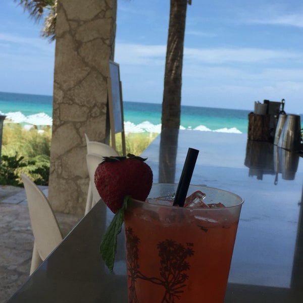 Das Foto wurde bei Hyde Beach Kitchen &amp; Cocktails von Roxana R. am 8/6/2016 aufgenommen