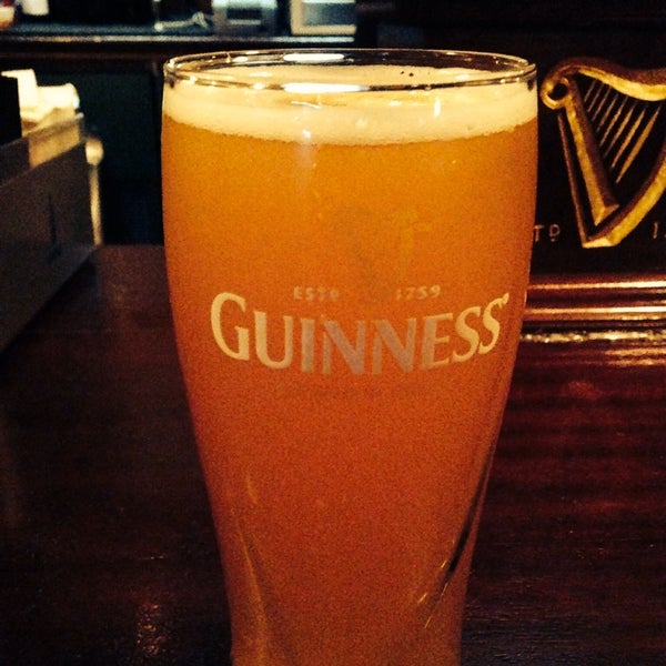 Foto tirada no(a) Quigley&#39;s Irish Pub por John S. em 7/31/2015
