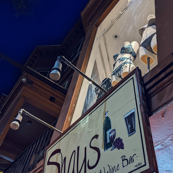 9/3/2022 tarihinde Kerstin Y.ziyaretçi tarafından Shays Pub &amp; Wine Bar'de çekilen fotoğraf