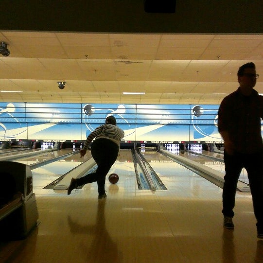 Foto scattata a Ward Parkway Lanes da Kyle L. il 2/16/2013