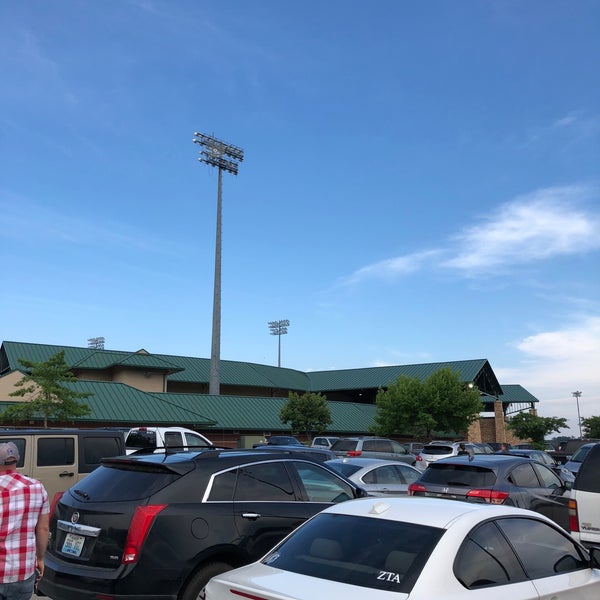 รูปภาพถ่ายที่ Smokies Stadium โดย Bob W. เมื่อ 6/11/2018