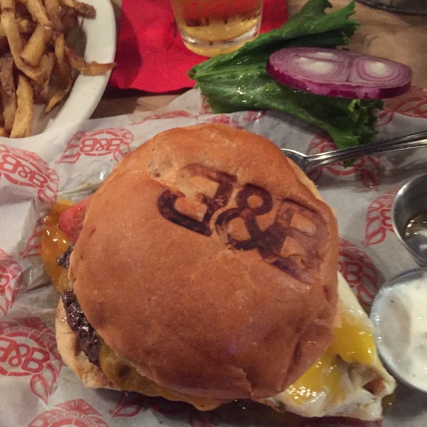 Das Foto wurde bei Burger &amp; Beer Joint von Ellen G. am 8/22/2015 aufgenommen