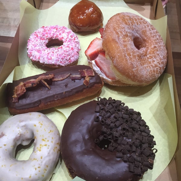รูปภาพถ่ายที่ Crafted Donuts โดย Craig W. เมื่อ 4/14/2015
