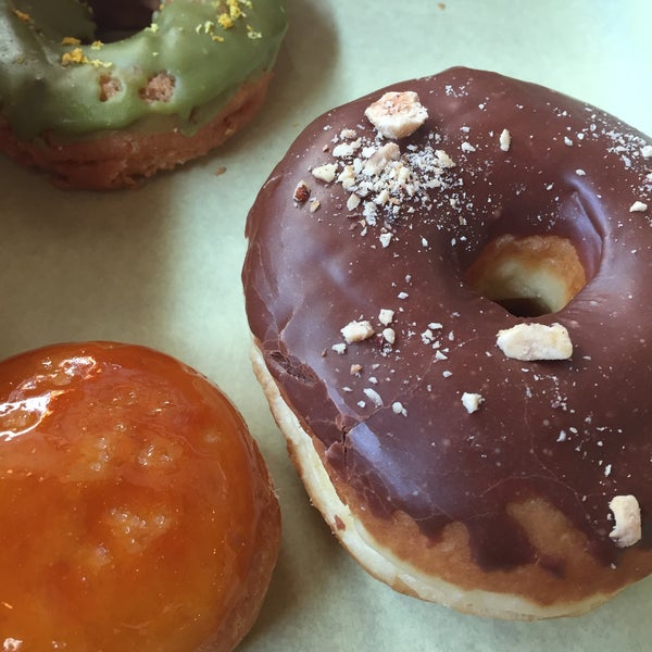 Foto tirada no(a) Crafted Donuts por Craig W. em 11/10/2015
