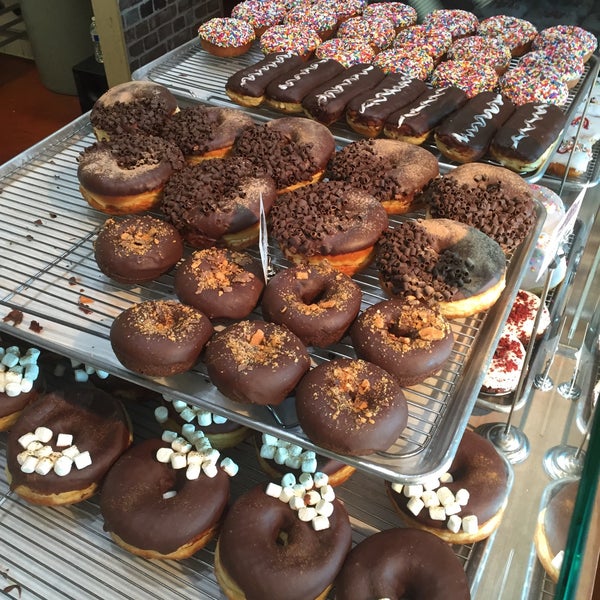 รูปภาพถ่ายที่ Crafted Donuts โดย Craig W. เมื่อ 12/14/2015