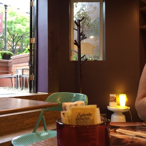8/31/2014 tarihinde Olga G.ziyaretçi tarafından Sofá Café'de çekilen fotoğraf