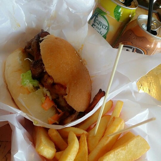 7/11/2014にSSがMarshall&#39;s Burgerで撮った写真