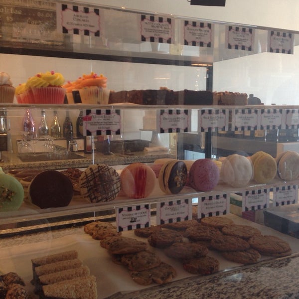 6/29/2014 tarihinde Tish T.ziyaretçi tarafından Gimme Some Sugar Bake Shoppe'de çekilen fotoğraf