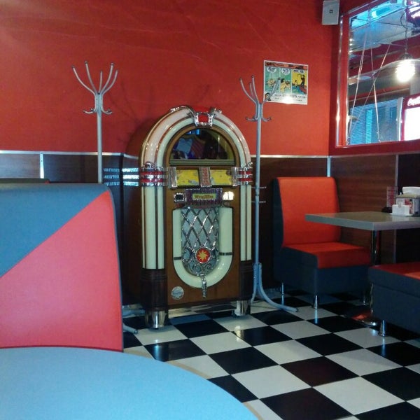 Das Foto wurde bei Diner &amp; Burger Bar von Roman S. am 8/25/2014 aufgenommen