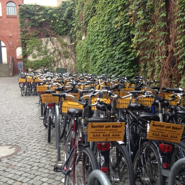 รูปภาพถ่ายที่ Berlin on Bike โดย Kerstin R. เมื่อ 9/12/2014