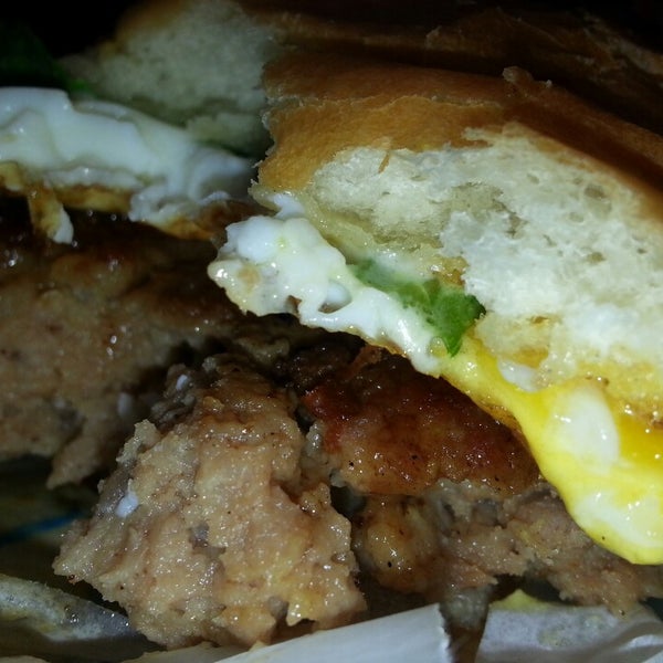 รูปภาพถ่ายที่ Gabutto Burger โดย Chomp T. เมื่อ 8/8/2013