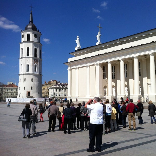 รูปภาพถ่ายที่ Katedros aikštė | Cathedral Square โดย Andrew เมื่อ 5/2/2013
