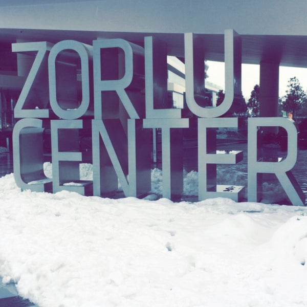 รูปภาพถ่ายที่ Zorlu Center โดย Yahya Y. เมื่อ 2/20/2015