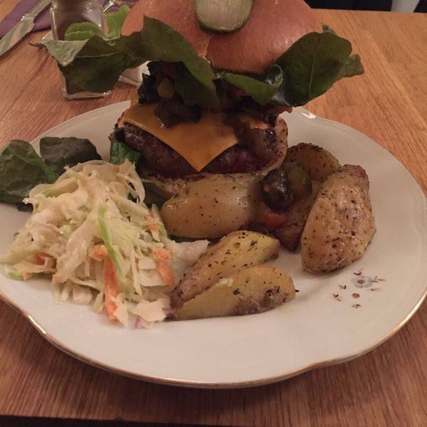 Foto diambil di Rachel - Bagels &amp; Burgers oleh Selnaz C. pada 12/30/2015