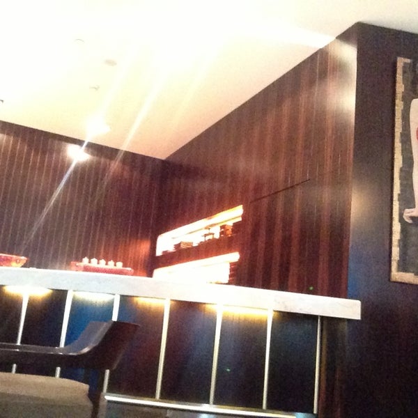 Das Foto wurde bei Piano Bar &amp; Lobby von 🅰leks am 8/14/2013 aufgenommen