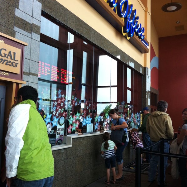 Regal Deerfield Town Center & RPX โรงภาพยนตร์