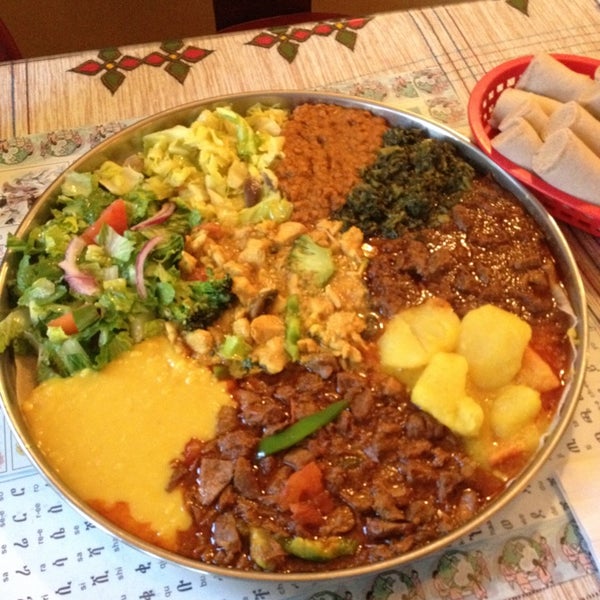 รูปภาพถ่ายที่ Queen Sheba Ethopian Restaurant โดย Carolyn W. เมื่อ 4/7/2013