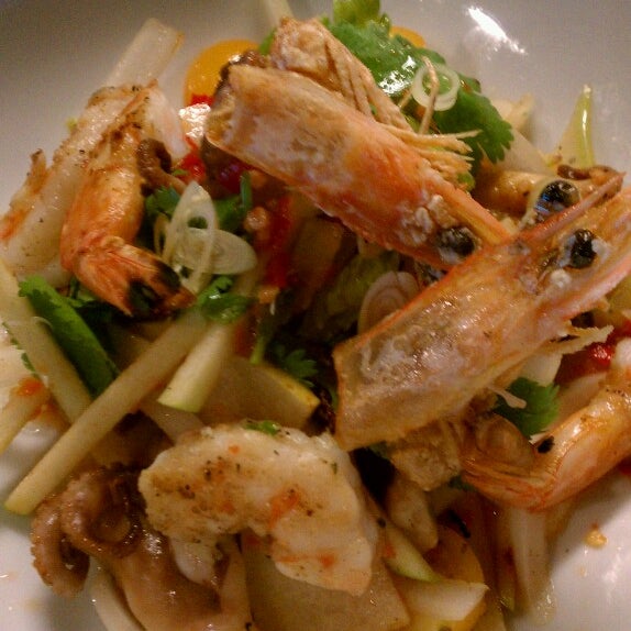 6/29/2013 tarihinde Anna N.ziyaretçi tarafından SPIN Modern Thai Cuisine'de çekilen fotoğraf