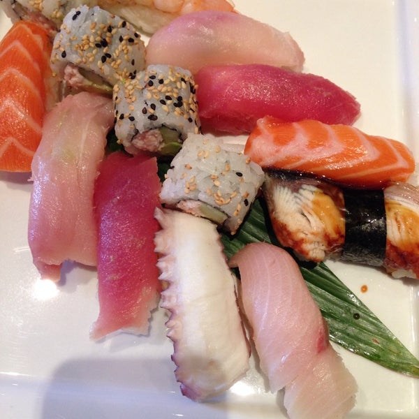 รูปภาพถ่ายที่ The Sushi On Sunset โดย Fernanda เมื่อ 11/10/2013