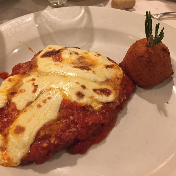 Foto diambil di Patsy&#39;s Italian Restaurant oleh Fernanda pada 11/1/2015