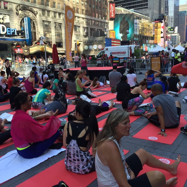 Das Foto wurde bei Solstice In Times Square von Shijia C. am 6/21/2015 aufgenommen