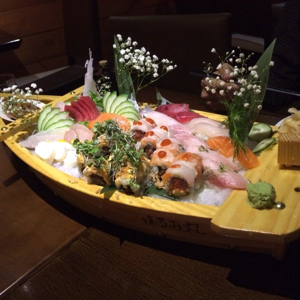 รูปภาพถ่ายที่ Pink Sumo Sushi &amp; Sake Café โดย Shijia C. เมื่อ 1/31/2014