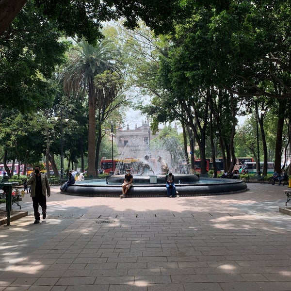 Foto diambil di Jardín Centenario oleh Michael R. pada 7/17/2021