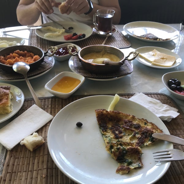 Photo taken at Kayadibi Saklıbahçe Restoran by Ozan K. on 4/7/2018