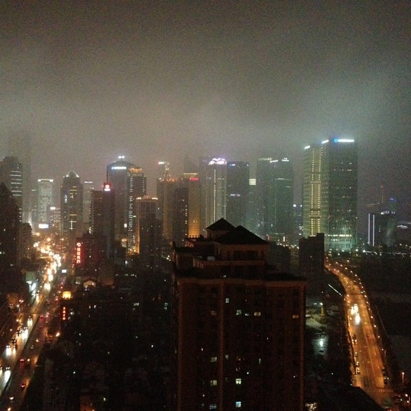 Foto scattata a The Eton Hotel Shanghai (裕景大饭店) da Alex il 6/29/2013