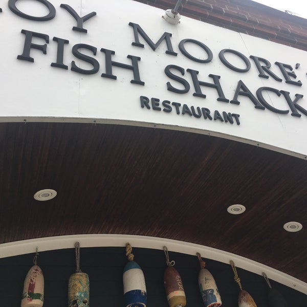 Снимок сделан в Roy Moore&#39;s Fish Shack Restaurant пользователем Volodymyr S. 6/28/2020