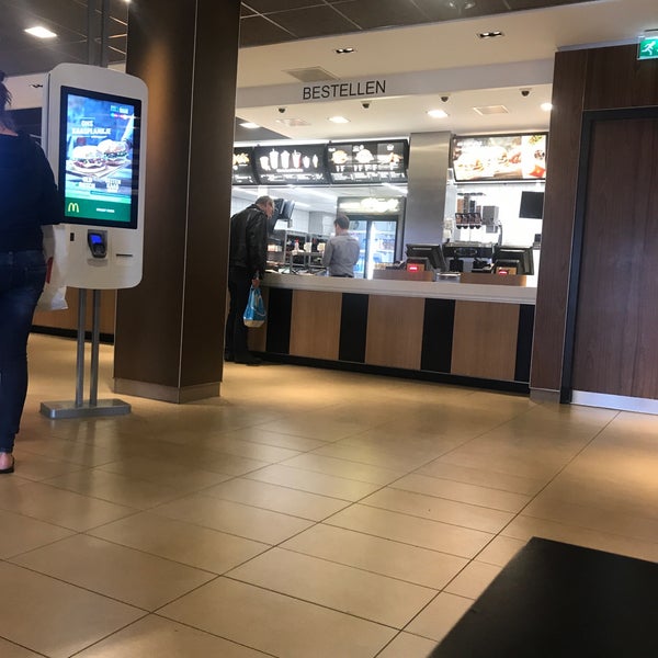 Foto tomada en McDonald&#39;s  por Zuhal O. el 9/23/2019