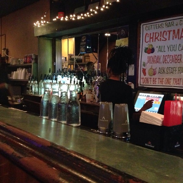 12/19/2013에 Robert M.님이 Cutter&#39;s Bar &amp; Grill Eastern Market에서 찍은 사진