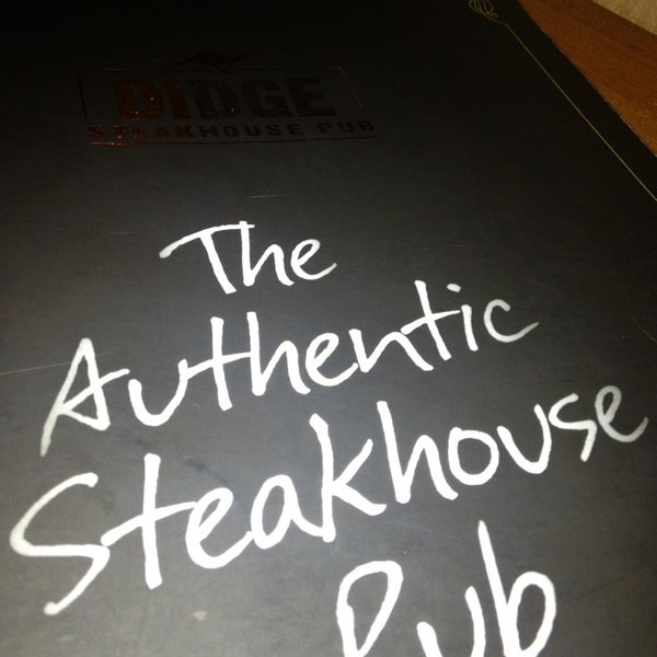 Foto tomada en Didge Steakhouse Pub  por Michelle V. el 5/28/2013