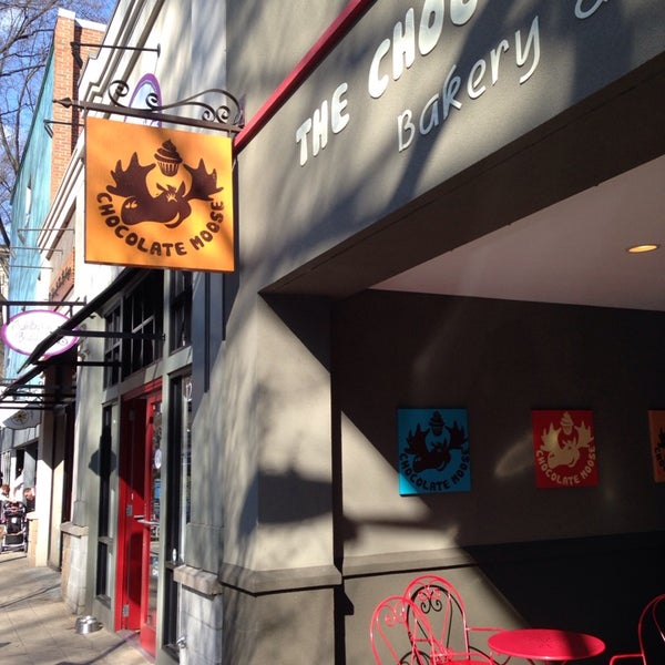 Foto diambil di The Chocolate Moose Bakery &amp; Cafe oleh Eve pada 3/9/2014