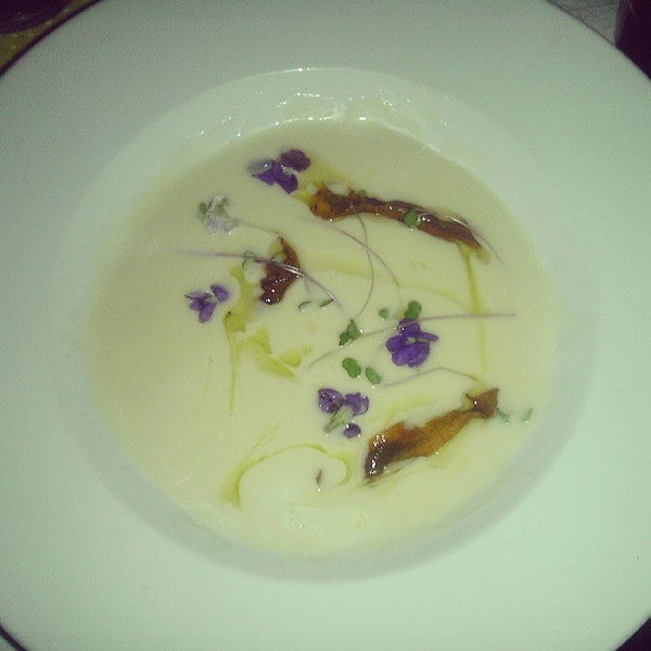 parsnip soup with edible flowers - delicious, creamy and gorgeous enough to be in VOUGE... pretty sweet.